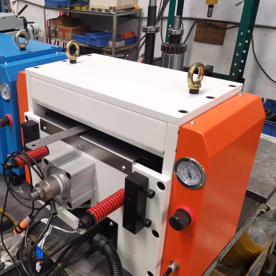 Automatischer Nc-Rollenvorschub für Blechspulen, Maschinenpresse, Servovorschub mit Glätteisenvorschub und Servopressen